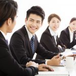 自己分析について話す学生